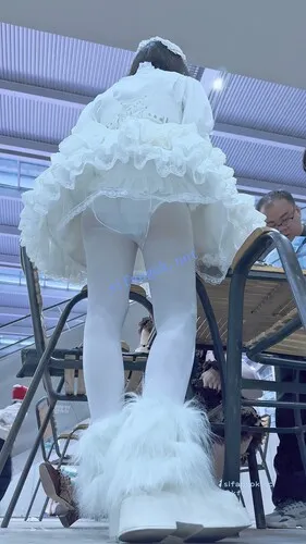 【永久专享】【KFC】⭐极品洛丽塔裙学姐镜头下跳舞·白丝袜超薄内微透毛【1V】【2.77G】 预览图 12