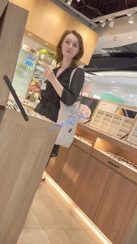 【永久专享】【KFC】外国友人独自逛街·大眼睛白皮肤·肉色窄内前后CD【1V】【361M】 预览图 5