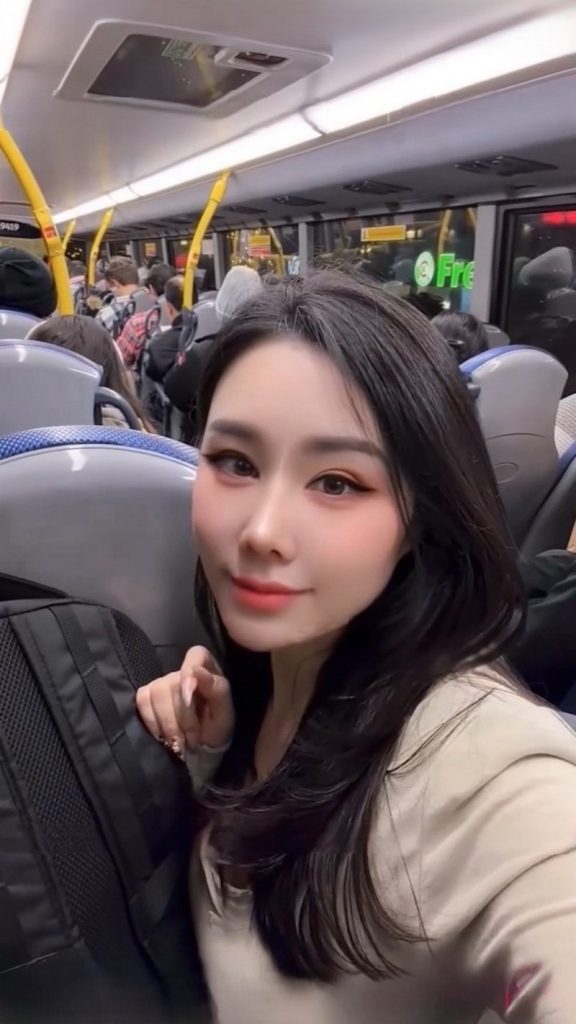 推特性爱大师95后绿帽情侣美腿女王「汐梦瑶」《公交车挑战》今日挑战爆满公车，男友把精液射在我的鞋子上，若无其事大摇大摆的下车【1V】【981M】 预览图 1