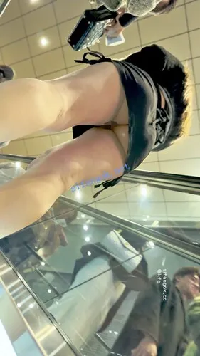 【永久专享】【KFC】骚货和帅男友逛街·为了美裙子太短露出屁股·黑色骚丁【1V】【524M】 预览图 5