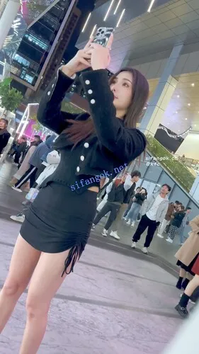 【永久专享】【KFC】骚货和帅男友逛街·为了美裙子太短露出屁股·黑色骚丁【1V】【524M】 预览图 7