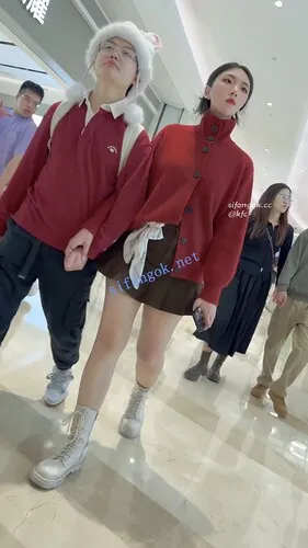 【永久专享】【KFC】气质女和男友穿情侣服逛街·光腿蕾丝内夹进屁股里【1V】【506M】 预览图 6