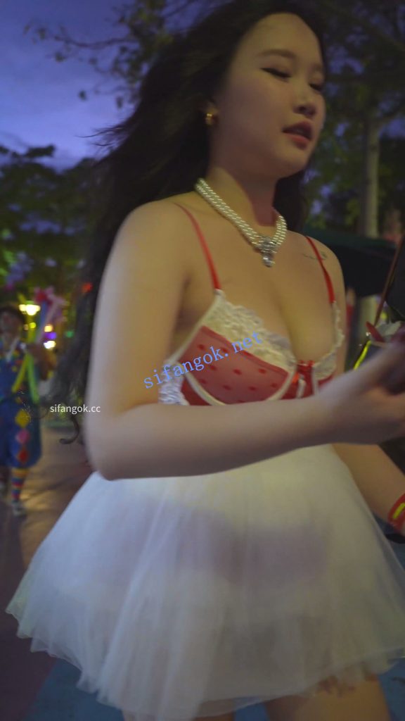 【永久专享】(BC-AA-625)蕾丝裙大胸美女拍照..裙子超短内裤几乎全露出【1V】【231M】 预览图 5