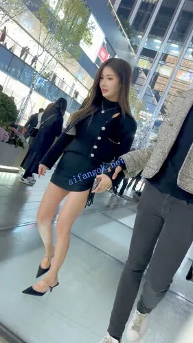 【永久专享】【KFC】骚货和帅男友逛街·为了美裙子太短露出屁股·黑色骚丁【1V】【524M】 预览图 14