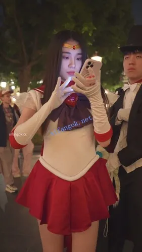 【永久专享】(BC-AA-629)美少女战士cos小姐姐逛街..男友面前抄底白色内裤【1V】【848M】 预览图 5