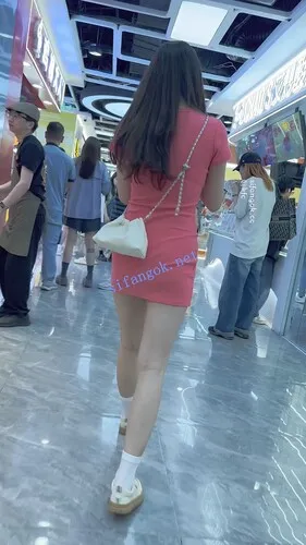 【永久专享】【KFC】学生妹和闺蜜逛街·粉色包臀裙白色骚窄内前后CD够骚【1V】【974M】 预览图 4