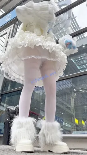 【永久专享】【KFC】⭐极品洛丽塔裙学姐镜头下跳舞·白丝袜超薄内微透毛【1V】【2.77G】 预览图 4