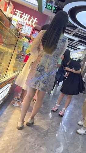 【永久专享】【KFC】长裙学生妹和闺蜜逛街·肉色丝袜白色内内前后CD【1V】【297M】 预览图 9