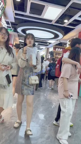 【永久专享】【KFC】长裙学生妹和闺蜜逛街·肉色丝袜白色内内前后CD【1V】【297M】 预览图 4