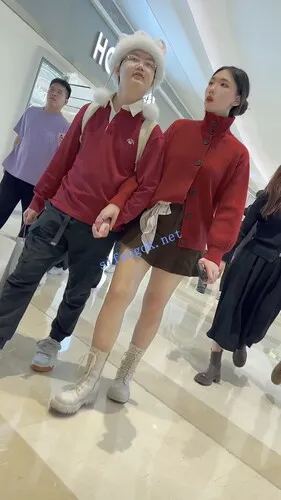 【永久专享】【KFC】气质女和男友穿情侣服逛街·光腿蕾丝内夹进屁股里【1V】【506M】 预览图 9