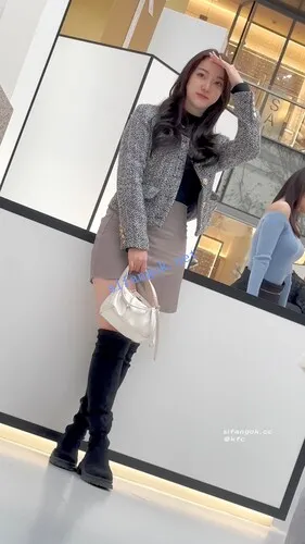 【永久专享】【KFC】短裙靓女冬天光腿·穿了骚窄内和闺蜜拍照·前后贴着CD【1V】【589M】 预览图 2
