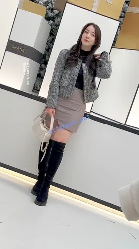 【永久专享】【KFC】短裙靓女冬天光腿·穿了骚窄内和闺蜜拍照·前后贴着CD【1V】【589M】 预览图 8