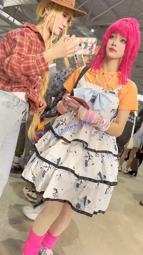 【永久专享】【KFC】长裙COSER学生妹逛展·一直蹲下合影·翘屁股露出粉色内【1V】【303M】 预览图 7