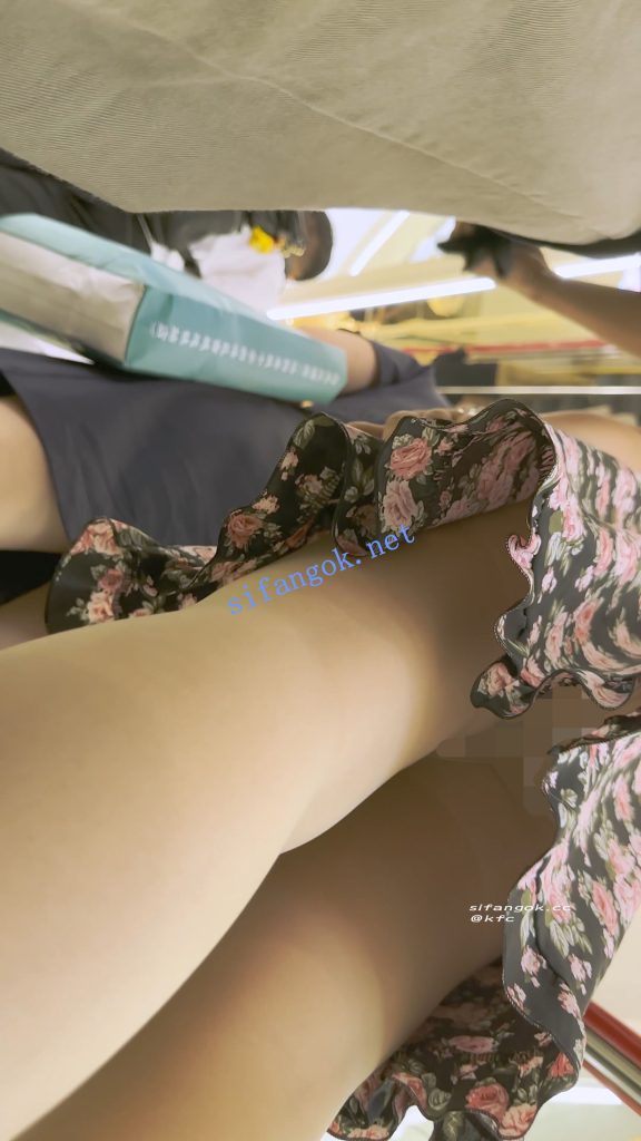 【永久专享】【KFC】混血学生妹跟着男友买衣服·碎花裙肉丝袜白内前后CD【1V】【434M】 预览图 5