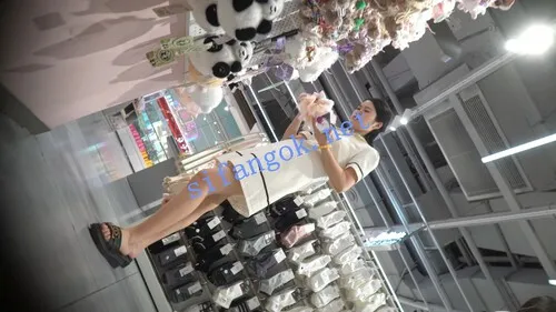 【永久专享】（空城原创）白裙小少妇带孩子逛商场，微透无痕N包裹肥臀【1V】【490M】 预览图 7