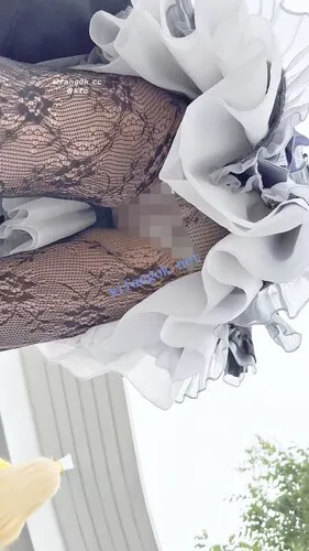 【永久专享】【KFC】学生妹COSER独自逛街·蕾丝网袜粉色内·一直盯着相机看【1V】【791M】 预览图 11