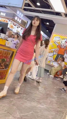 【永久专享】【KFC】学生妹和闺蜜逛街·粉色包臀裙白色骚窄内前后CD够骚【1V】【974M】 预览图 7