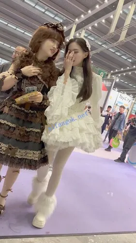 【永久专享】【KFC】⭐极品洛丽塔裙学姐镜头下跳舞·白丝袜超薄内微透毛【1V】【2.77G】 预览图 11