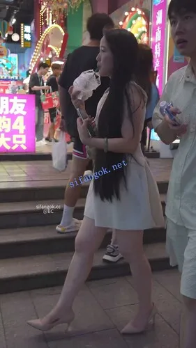 【永久专享】(BC-AA-628)蓬蓬裙肉臀骚货..透明蕾丝内夹进屁股缝正面露黑色【1V】【979M】 预览图 5