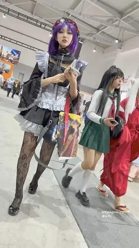 【永久专享】【KFC】学生妹COSER独自逛街·蕾丝网袜粉色内·一直盯着相机看【1V】【791M】 预览图 1