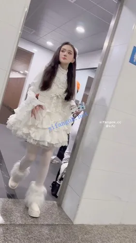 【永久专享】【KFC】⭐极品洛丽塔裙学姐镜头下跳舞·白丝袜超薄内微透毛【1V】【2.77G】 预览图 15