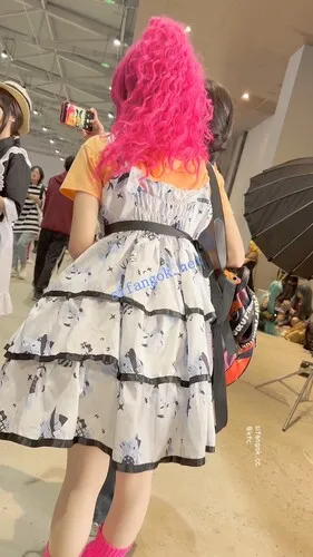 【永久专享】【KFC】长裙COSER学生妹逛展·一直蹲下合影·翘屁股露出粉色内【1V】【303M】 预览图 9