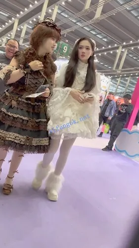 【永久专享】【KFC】⭐极品洛丽塔裙学姐镜头下跳舞·白丝袜超薄内微透毛【1V】【2.77G】 预览图 18