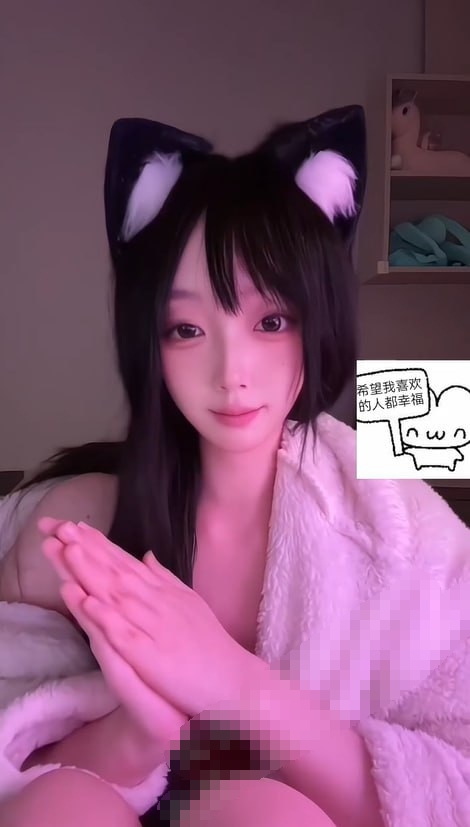 网红 舔甜微 清纯极品妹子 上面正常直播聊天 下面插B自慰【1V】【578M】 预览图 1