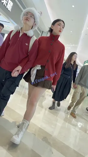 【永久专享】【KFC】气质女和男友穿情侣服逛街·光腿蕾丝内夹进屁股里【1V】【506M】 预览图 8