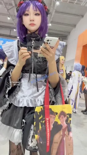 【永久专享】【KFC】学生妹COSER独自逛街·蕾丝网袜粉色内·一直盯着相机看【1V】【791M】 预览图 10