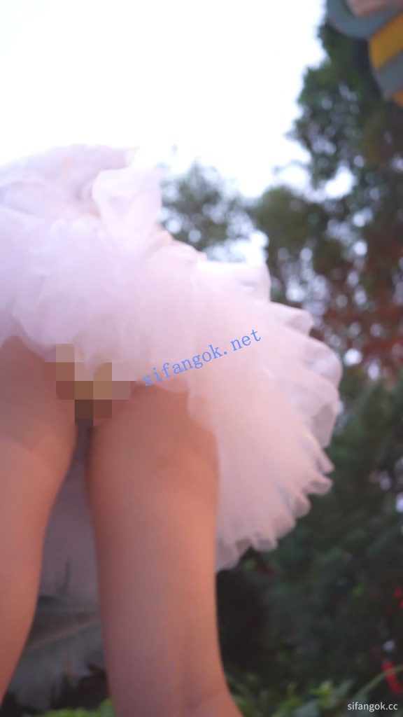 【永久专享】(BC-AA-626)蕾丝婚纱裙美女看演唱会..跟拍CD开灯照亮浅黄内【1V】【429M】 预览图 7