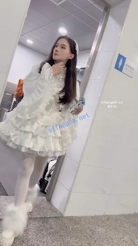 【永久专享】【KFC】⭐极品洛丽塔裙学姐镜头下跳舞·白丝袜超薄内微透毛【1V】【2.77G】 预览图 5