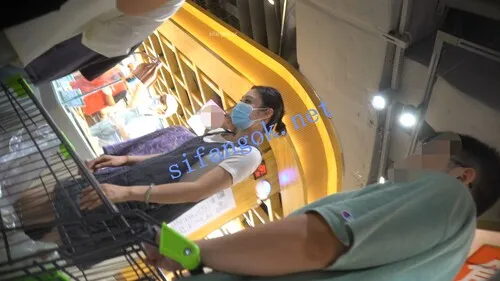 【永久专享】（空城原创）超短牛仔裙美女逛超市，干净天蓝N包裹肉臀【1V】【456M】 预览图 1