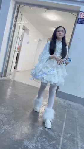 【永久专享】【KFC】⭐极品洛丽塔裙学姐镜头下跳舞·白丝袜超薄内微透毛【1V】【2.77G】 预览图 2