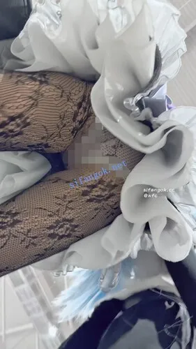 【永久专享】【KFC】学生妹COSER独自逛街·蕾丝网袜粉色内·一直盯着相机看【1V】【791M】 预览图 4