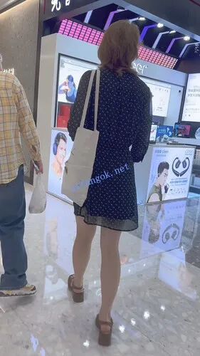 【永久专享】【KFC】外国友人独自逛街·大眼睛白皮肤·肉色窄内前后CD【1V】【361M】 预览图 3