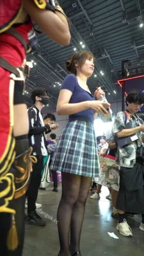 【永久专享】【WaltzCD】华尔兹2023系列之33逛漫展的蓝格裙黑丝【1V】【904M】 预览图 1