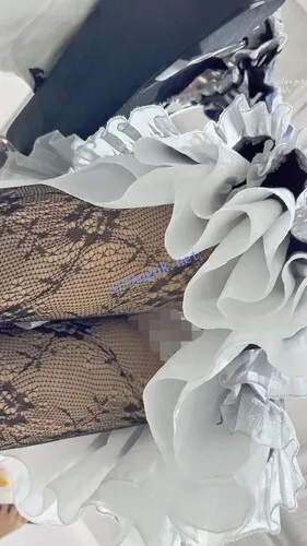 【永久专享】【KFC】学生妹COSER独自逛街·蕾丝网袜粉色内·一直盯着相机看【1V】【791M】 预览图 9