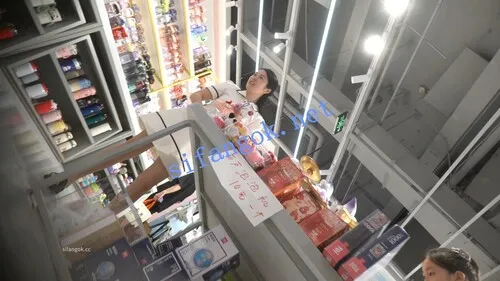 【永久专享】（空城原创）白裙小少妇带孩子逛商场，微透无痕N包裹肥臀【1V】【490M】 预览图 4