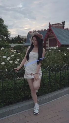 【永久专享】(BC-AA-630)吊带裙丁字裤美女蹲下走光..正面毛直接顶出骚内裤【1V】【420M】 预览图 6