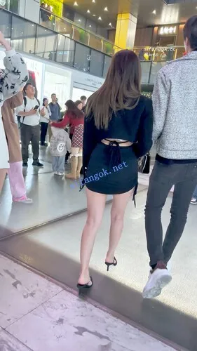 【永久专享】【KFC】骚货和帅男友逛街·为了美裙子太短露出屁股·黑色骚丁【1V】【524M】 预览图 4