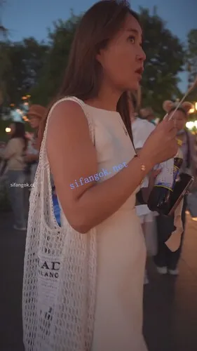 【永久专享】(BC-AA-632)白裙少妇窄内夹成丁..坐在镜头前走光..低角度CD【1V】【638M】 预览图 1