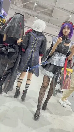 【永久专享】【KFC】学生妹COSER独自逛街·蕾丝网袜粉色内·一直盯着相机看【1V】【791M】 预览图 7