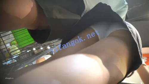 【永久专享】（空城原创）超短牛仔裙美女逛超市，干净天蓝N包裹肉臀【1V】【456M】 预览图 5