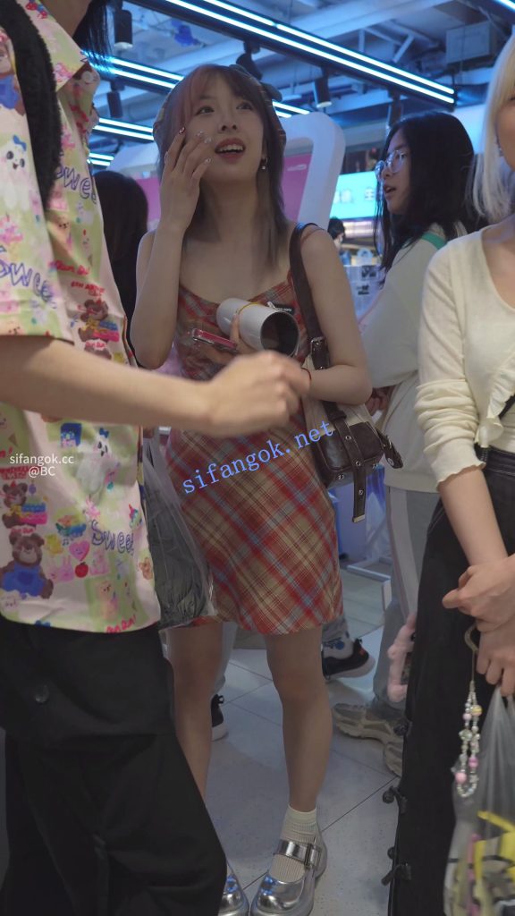 【永久专享】(BC-SSS-103)吊带格裙美女逛商场..蕾丝内脸底同框正面黑森林【1V】【588M】 预览图 4