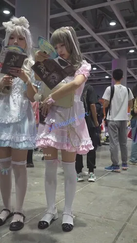 【永久专享】【xxn-346】两位女仆小姐姐逛街..肉色丝袜配白内买小吃被CD【1V】【483M】 预览图 1