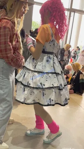 【永久专享】【KFC】长裙COSER学生妹逛展·一直蹲下合影·翘屁股露出粉色内【1V】【303M】 预览图 5