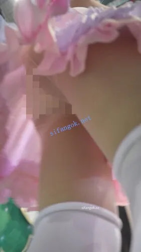 【永久专享】【xxn-346】两位女仆小姐姐逛街..肉色丝袜配白内买小吃被CD【1V】【483M】 预览图 5