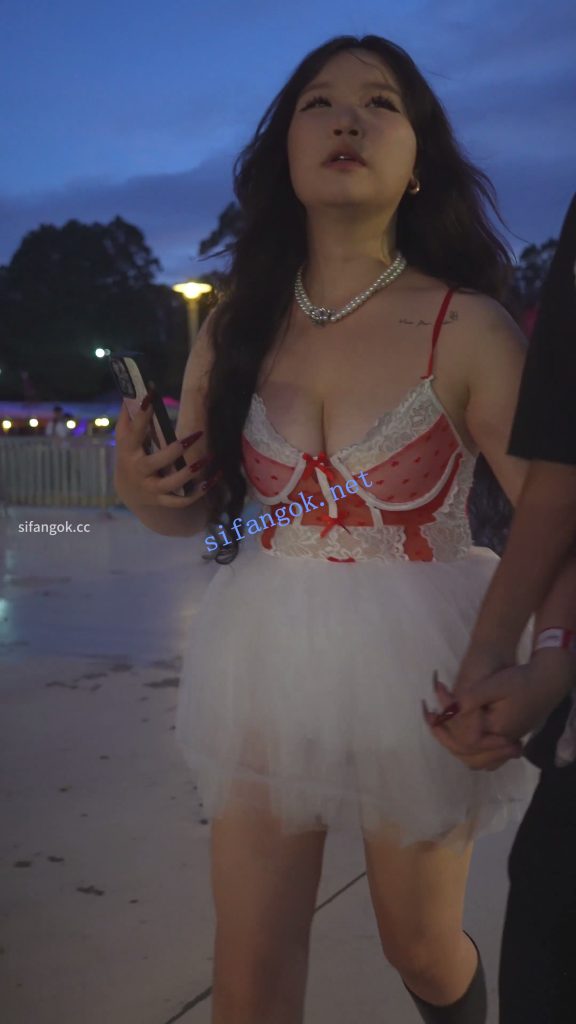 【永久专享】(BC-AA-625)蕾丝裙大胸美女拍照..裙子超短内裤几乎全露出【1V】【231M】 预览图 6