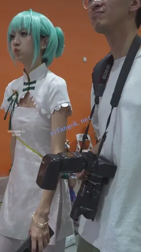 【永久专享】【xxn-350】初音cos小姐姐开衩旗袍露屁股..白丝骚丁多次弯腰【1V】【725M】 预览图 5